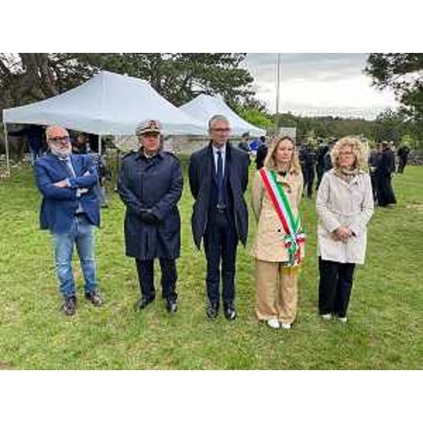 Le autorità davanti al cippo Anps di Basovizza - Le autorità davanti al cippo Anps di Basovizza