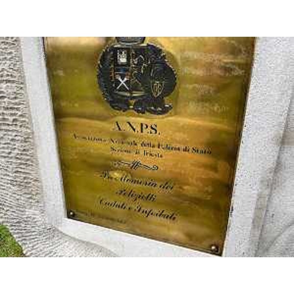 Il cippo che ricorda i poliziotti caduti e infoibati - Il cippo che ricorda i poliziotti caduti e infoibati
