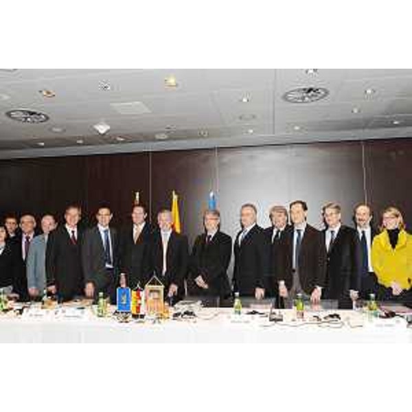 Le delegazioni di Veneto, Carinzia e Friuli Venezia Giulia che hanno accompagnato al vertice di Villaco Giancarlo Galan (Presidente Veneto), Gerhard Doerfler (Governatore Carinzia) e Renzo Tondo (Presidente Friuli Venezia Giulia). (Villaco 10/12/08)