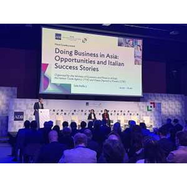Sala piena per la sessione del Meeeting annuale della Banca asiatica di sviluppo (Adb). - Sala piena per la sessione del Meeeting annuale della Banca asiatica di sviluppo (Adb). 
