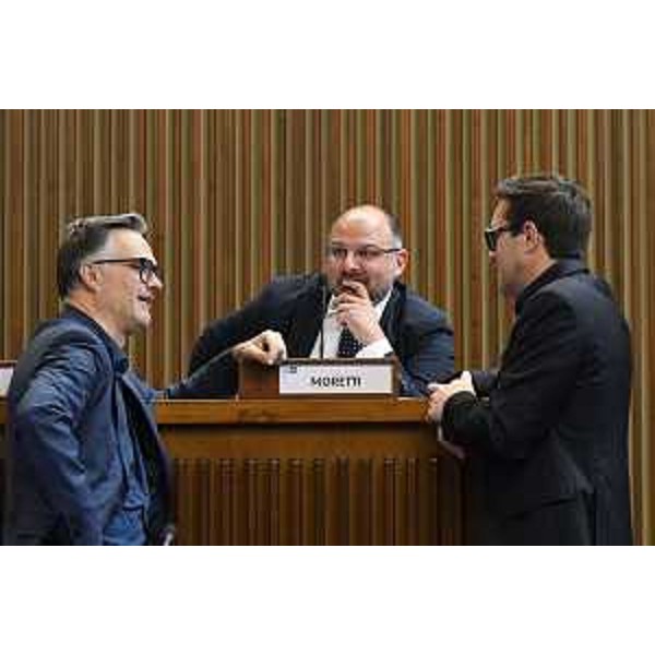 Da sinistra Massimo Mentil (Pd), il capogruppo dem Diego Moretti e Igor Treleani (FdI) - Da sinistra Massimo Mentil (Pd), il capogruppo dem Diego Moretti e Igor Treleani (FdI)