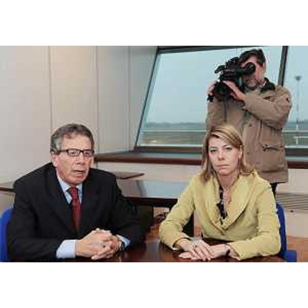 Franco Tommasini (Sindaco Gradisca d'Isonzo) e Federica Seganti (Assessore regionale Sicurezza) in conferenza stampa, all'Aeroporto di Ronchi dei Legionari. (Ronchi dei Legionari 11/12/08)