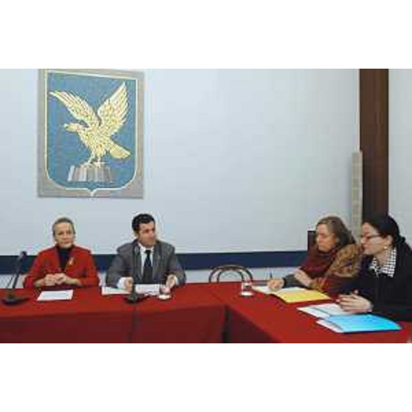 Maria Teresa Bassa Poropat (Consigliere regionale), Franco Iacop (Assessore regionale per le relazioni internazionali, comunitarie e autonomie locali) all'incontro con la stampa sugli asili nido aziendali. (Trieste 25/11/03)