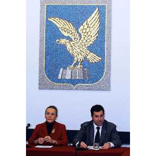 Maria Teresa Bassa Poropat (Consigliere regionale), Franco Iacop (Assessore regionale per le relazioni internazionali, comunitarie e autonomie locali) all'incontro con la stampa sugli asili nido aziendali. (Trieste 25/11/03)