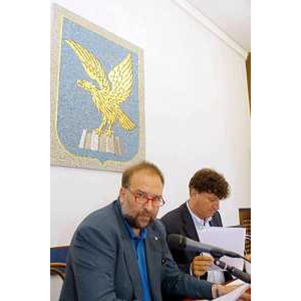 Roberto Cosolini (Assessore regionale Lavoro, Formazione, Università e Ricerca), Angelo Baiguera (Portavoce Illy) in conferenza stampa al termine dei lavori della Giunta, nella sede della Regione a Trieste. (Trieste 25/07/03)