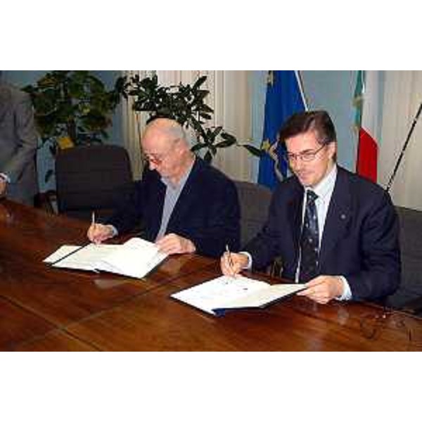 Ezio Beltrame (Assessore regionale alla salute e protezione sociale), Gino Nunes (Presidente della Provincia di Pisa) alla firma dell'accordo di collaborazione per il rilancio delle attività di promozione della Camera di Commercio di Betlemme. (Udine, 04/12/03)