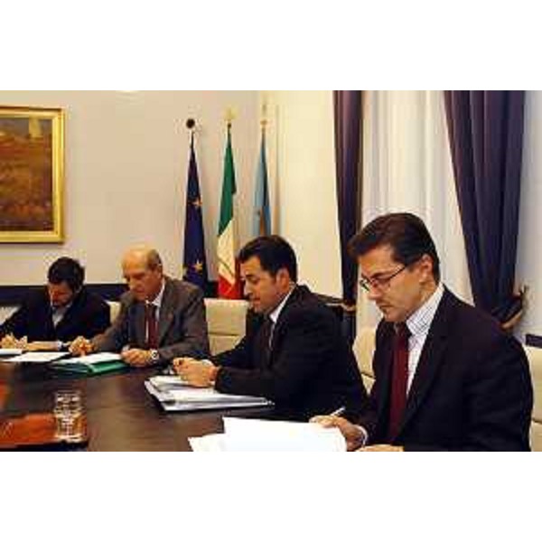 Guido Baggi (Capo Ufficio Stampa della Regione Friuli Venezia Giulia), Franco Iacop (Assessore regionale per le relazioni internazionali, comunitarie e autonomie locali), Ezio Beltrame (Assessore regionale alla salute e protezione sociale). (Trieste, 24/10/03)