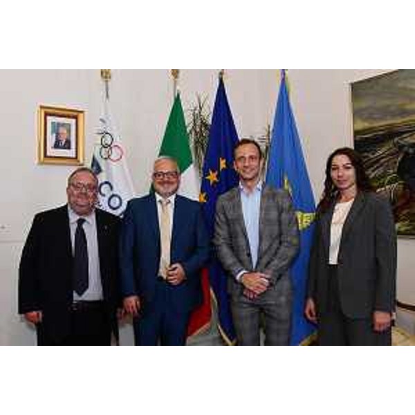 Il governatore del Friuli Venezia Giulia Massimiliano Fedriga (secondo da destra) e il nuovo presidente del comitato regionale del Coni Andrea Marcon (secondo da sinistra), il presidente del comitato regionale della Federazione Italiana Tennis e Padel Antonio De Benedittis (a sinistra) e dalla campionessa olimpica Mara Navarria (a destra). - Il governatore del Friuli Venezia Giulia Massimiliano Fedriga (secondo da destra) e il nuovo presidente del comitato regionale del Coni Andrea Marcon (secondo da sinistra), il presidente del comitato regionale della Federazione Italiana Tennis e Padel Antonio De Benedittis (a sinistra) e dalla campionessa olimpica Mara Navarria (a destra).
