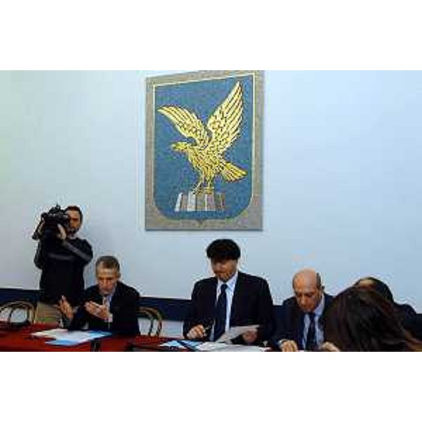 Riccardo Illy (Presidente della Regione Friuli Venezia Giulia), Angelo Baiguera (Portavoce di Illy), Guido Baggi (Capo Ufficio Stampa Regione Friuli Venezia Giulia) alla conferenza stampa di fine anno. (Trieste, 23/12/03)