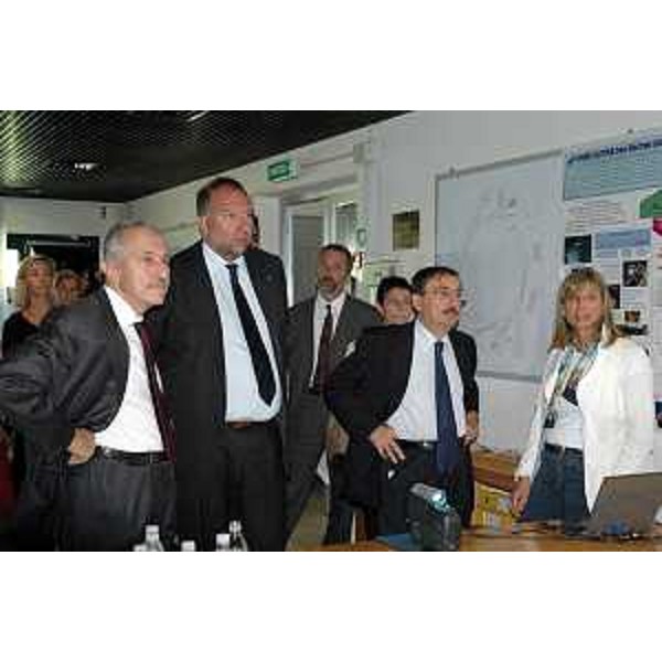 Roberto Cosolini (Assessore regionale al lavoro, formazione, università e ricerca) con Fabio Mussi (Ministro dell'Università durante la visita al Sincrotone. (Trieste 20/09/06)