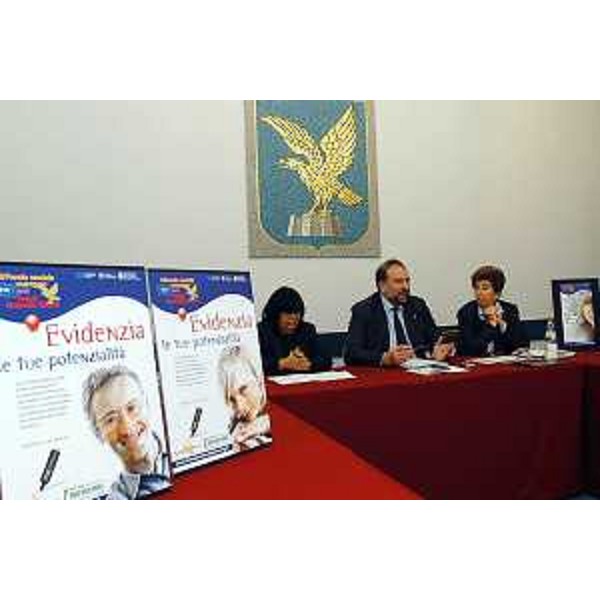 Roberto Cosolini (Assessore regionale al lavoro, formazione, università e ricerca) alla conferenza stampa. (Trieste, 13/11/03)