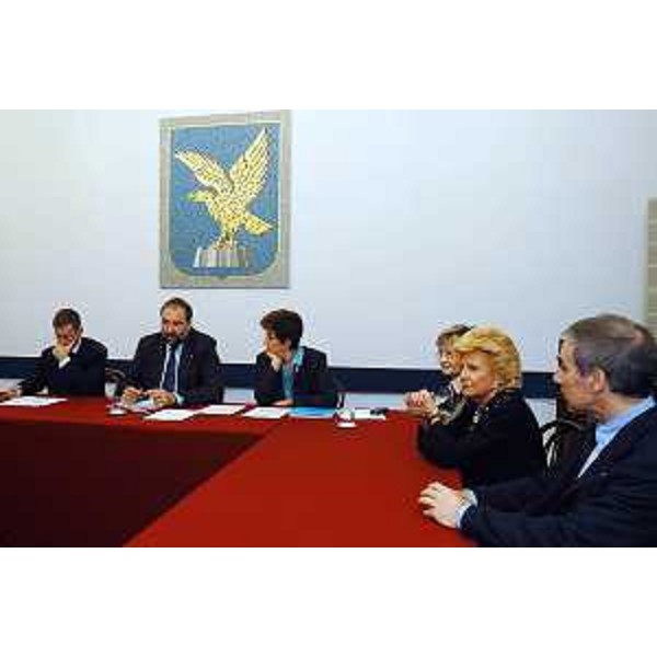 Roberto Cosolini (Assessore regionale al lavoro, formazione, università e ricerca) presenta il progetto Over 45. (Trieste, 05/12/03)