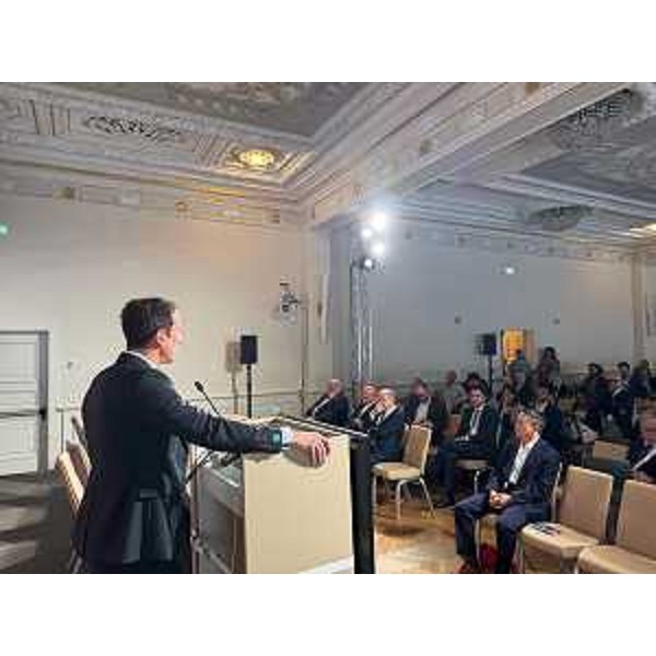 Il governatore del Friuli Venezia Giulia Massimiliano Fedriga di fronte alla platea di professionisti riuniti al Savoia Excelsior per il congresso PneumoTrieste 2025. - Il governatore del Friuli Venezia Giulia Massimiliano Fedriga di fronte alla platea di professionisti riuniti al Savoia Excelsior per il congresso PneumoTrieste 2025.
