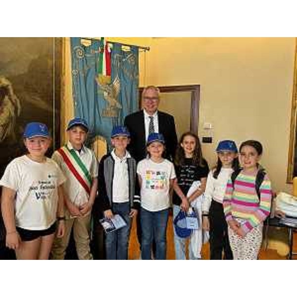 Il presidente del Cr Fvg, Mauro Bordin, con i rappresentanti del Consiglio comunale dei ragazzi di Aiello del Friuli - Il presidente del Cr Fvg, Mauro Bordin, con i rappresentanti del Consiglio comunale dei ragazzi di Aiello del Friuli