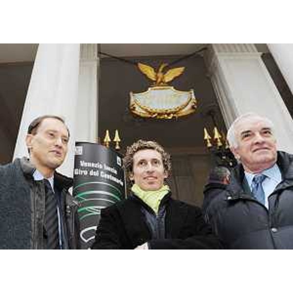 Luca Ciriani (Vicepresidente Friuli Venezia Giulia), Franco Pellizzotti (Ciclista) ed Enzo Cainero (Project manager "Friuli Venezia Giulia in rosa") a Venezia per la presentazione della 92a edizione del Giro d'Italia. (Venezia 13/12/08)