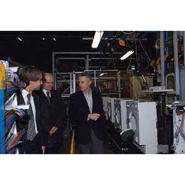 Riccardo Illy (Presidente della Regione Friuli Venezia Giulia) visita Electrolux di Porcia accompagnato da Sante Piva (Direttore generale di Electrolux). (Porcia, 16/12/03)