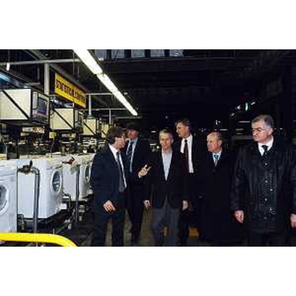 Riccardo Illy (Presidente della Regione Friuli Venezia Giulia) visita lo stabilimento Electrolux di Porcia. (Porcia, 16/12/03)
