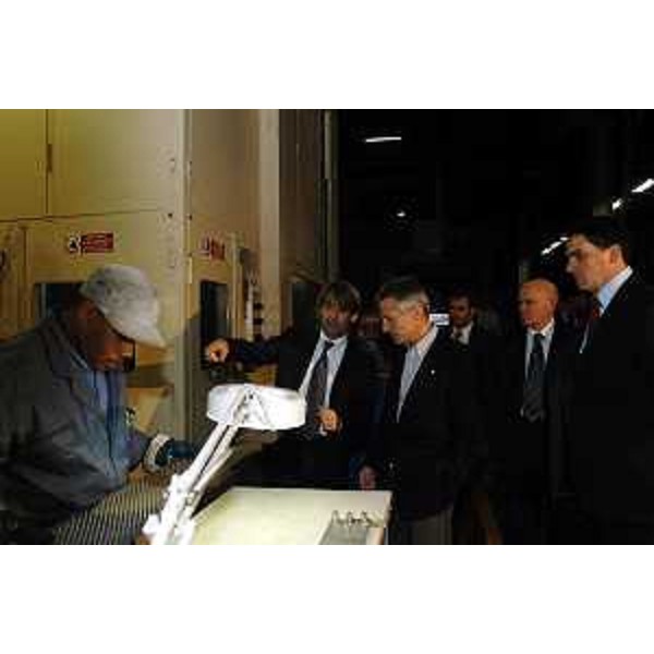 Riccardo Illy (Presidente della Regione Friuli Venezia Giulia) visita lo stabilimento Electrolux di Porcia. (Porcia, 16/12/03)