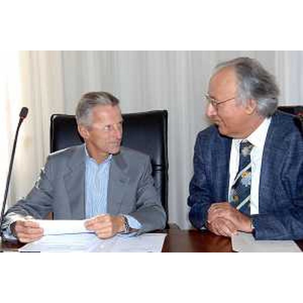 Riccardo Illy (Presidente Regione Friuli Venezia Giuliae) con Antonio Martini (Presidente Quinta Commissione) ritratti nel corso dell'intervento che il Presidente della Regione ha effettuato per illustrare, alla Comissione Consiliare V, lo stato di avanzamento del progetto Euroregione. (Trieste 21/09/06)