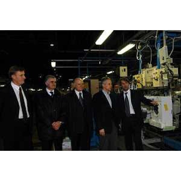 Riccardo Illy (Presidente della Regione Friuli Venezia Giulia) visita lo stabilimento Electrolux di Porcia. (Porcia, 16/12/03)