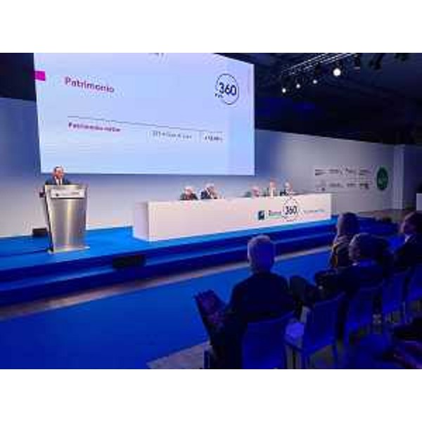I vertici della Banca 360 in un momento dell'assemblea dei soci in un padiglione della Fiera a Pordenone. - I vertici della Banca 360 in un momento dell'assemblea dei soci in un padiglione della Fiera a Pordenone.