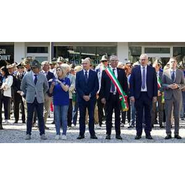 Le autorità presenti alla celebrazione per il sacrificio degli Alpini - Le autorità presenti alla celebrazione per il sacrificio degli Alpini