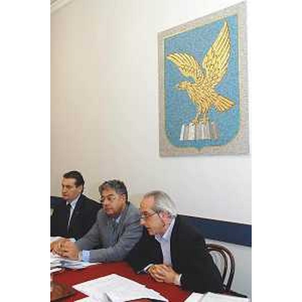Enzo Marsilio (Assessore regionale alle risorse agricole, naturali, forestali e montagna), Roberto Antonaz (Assessore regionale all'istruzione, cultura, sport e pace) e Gianni Pecol Cominotto (Assessore regionale all'organizzazione, personale e sistemi informativi) in conferenza stampa. (Trieste, 14/11/03)