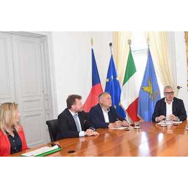 L'assessore Sergio Emidio Bini (a destra) con la delegazione parlamentare della Repubblica Ceca - L'assessore Sergio Emidio Bini (a destra) con la delegazione parlamentare della Repubblica Ceca