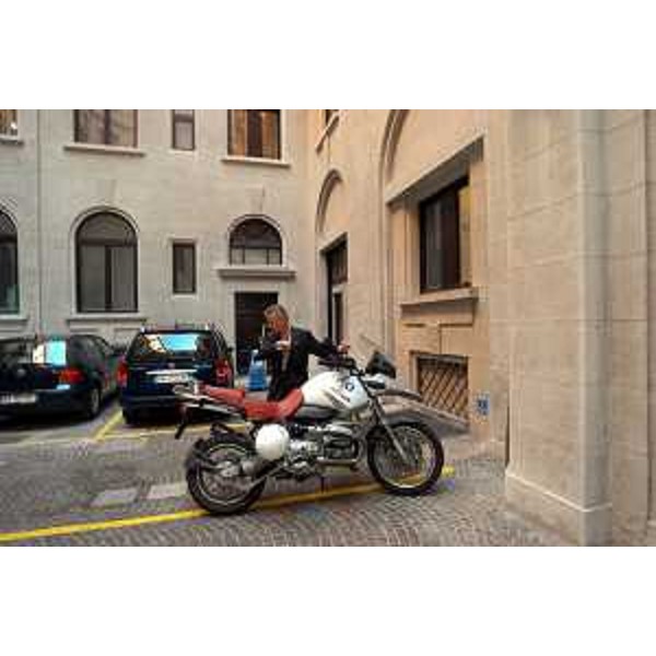 Riccardo Illy (Presidente della Regione Friuli Venezia Giulia) arriva in moto, nel suo primo giorno di lavoro. (Trieste 16/06/03) 