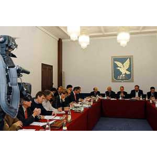 Riccardo Illy (Presidente della Regione Friuli Venezia Giulia) e la giunta regionale all'incontro con le parti sociali. (Trieste, 12/11/03)