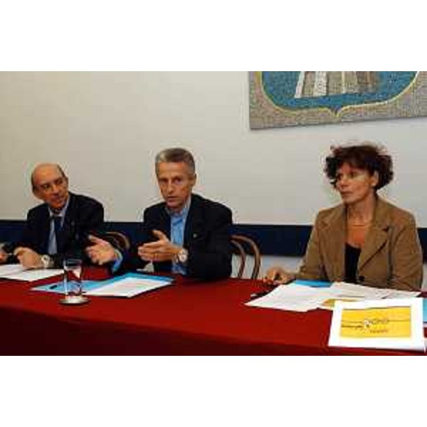 Riccardo Illy (Presidente della Regione Friuli Venezia Giulia), Guido Baggi (Capo Ufficio Stampa Regione Friuli Venezia Giulia) alla conferenza stampa di presentazione del sito Internet della Regione www.regione.fvg.it in versione multilingue. (Trieste, 30/10/03)