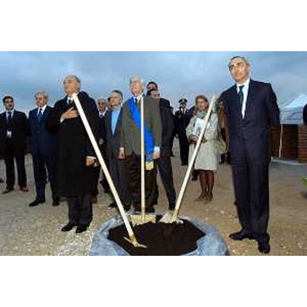 Riccardo Illy (Presidente della Regione Friuli Venezia Giulia) alla cerimonia per la posa della prima pietra per la Centrale Elettrica Edison di Torviscosa. (Torviscosa, 24/11/03)