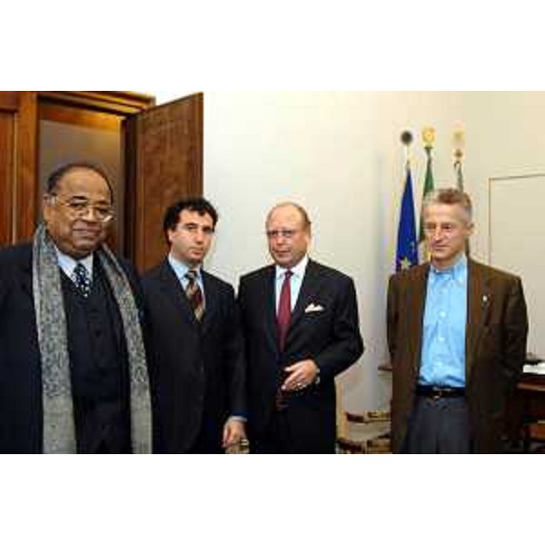 Riccardo Illy (Presidente della Regione Friuli Venezia Giulia), incontra Himachal Som (Ambasciatore indiano) accompagnato dal marchese Domenico Serra (Presidente della Camera di commercio italo-indiana) e Franco Stock. (Trieste, 06/11/03)