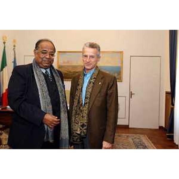 Riccardo Illy (Presidente della Regione Friuli Venezia Giulia) con Himachal Som (Ambasciatore indiano). (Trieste, 06/11/03)