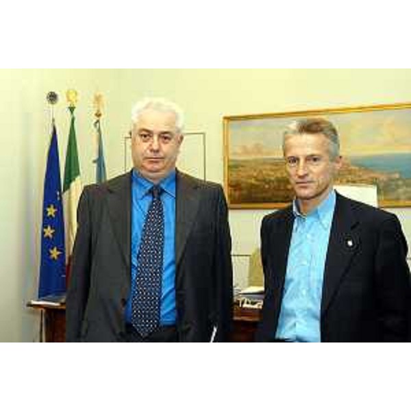 Riccardo Illy (Presidente della Regione Friuli Venezia Giulia) incontra Amedeo Monaco (Direttore regionale Vigili del Fuoco FVG). (Trieste, 18/11/03)