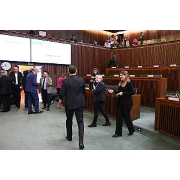 Gli esponenti delle Opposizioni mentre lasciano l'Aula - Gli esponenti delle Opposizioni mentre lasciano l'Aula