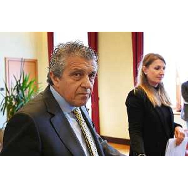 I consiglieri regionali Francesco Martines (Pd) e Rosaria Capozzi (M5S) presenti alla consegna della petizione - I consiglieri regionali Francesco Martines (Pd) e Rosaria Capozzi (M5S) presenti alla consegna della petizione