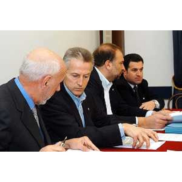 Augusto Antonucci (Assessore al patrimonio ed ai servizi generali), Riccardo Illy (Presidente della Regione Friuli Venezia Giulia), Roberto Cosolini (Assessore regionale al lavoro, formazione, università e ricerca), Franco Iacop (Assessore regionale per le relazioni internazionali, comunitarie e autonomie locali) all'incontro con le parti sociali. (Trieste, 12/11/03)