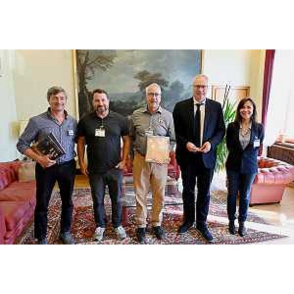 Da sinistra: Tiziana Miglior, il presidente del Cr Fvg, Mauro Bordin, George Gillette e Kevin Dalton del Dpaa e Marco Pasqualetto - Da sinistra: Tiziana Miglior, il presidente del Cr Fvg, Mauro Bordin, George Gillette e Kevin Dalton del Dpaa e Marco Pasqualetto