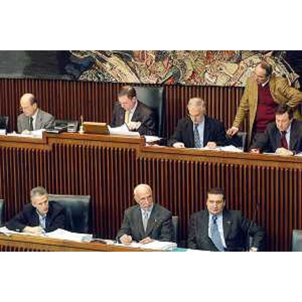 Riccardo Illy (Presidente della Regione Friuli Venezia Giulia), Augusto Antonucci (Assessore al patrimonio ed ai servizi generali), Enzo Marsilio (Assessore regionale alle risorse agricole, naturali, forestali e montagna), Alessandro Tesini (Presidente del Consiglio regionale), Spazzapan in Consiglio Regionale. (Trieste, 19/12/03)
