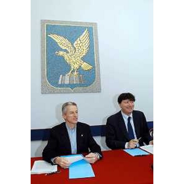 Riccardo Illy (Presidente della Regione Friuli Venezia Giulia), Angelo Baiguera (Portavoce di Illy) alla conferenza stampa di fine anno. (Trieste, 23/12/03)