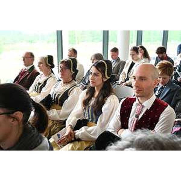 Giovani e meno giovani in costume tipico nella sala conferenze dell'arena Paruzzi a Tarvisio - Giovani e meno giovani in costume tipico nella sala conferenze dell'arena Paruzzi a Tarvisio