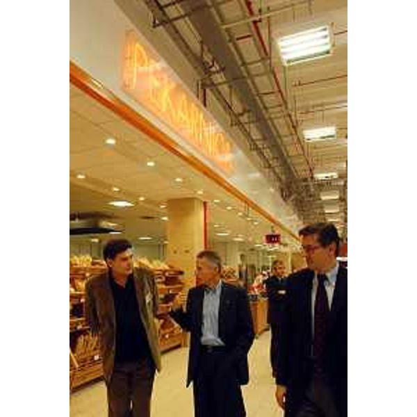 Riccardo Illy (Presidente della Regione Friuli Venezia Giulia), Ezio Beltrame (Assessore regionale alla salute e protezione sociale) visitano il centro commerciale di Zagabria accompagnati da Gabriele Franceshi (Amministratore delegato Hipermarketi). (Zagabria, 04/11/03) 