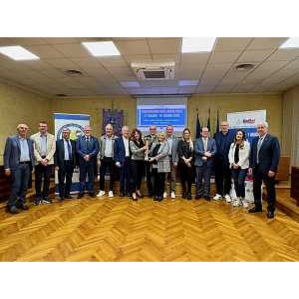 La presentazione delle finali nazionali giovanili di pallavolo under 14 femminili a Latisana, a cui erano presenti il presidente del Cr Fvg, Mauro Bordin, e la consigliera regionale Maddalena Spagnolo (terzo e seconda da destra) - La presentazione delle finali nazionali giovanili di pallavolo under 14 femminili a Latisana, a cui erano presenti il presidente del Cr Fvg, Mauro Bordin, e la consigliera regionale Maddalena Spagnolo (terzo e seconda da destra)