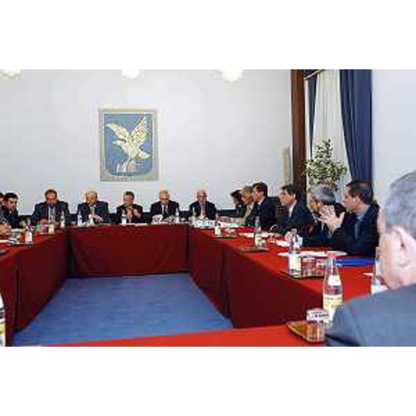 Riccardo Illy (Presidente della Regione Friuli Venezia Giulia), Roberto Cosolini (Assessore regionale al lavoro, formazione, università e ricerca), Enrico Bertossi (Assessore regionale alle attività produttive) alla prima riunione del Comitato per l'Innovazione. (Trieste, 28/10/03)