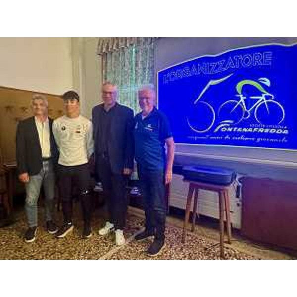 Il sindaco di Torviscosa, Enrico Monticolo, il campione Davide Stella e il presidente del Cr Fvg, Mauro Bordin - Il sindaco di Torviscosa, Enrico Monticolo, il campione Davide Stella e il presidente del Cr Fvg, Mauro Bordin
