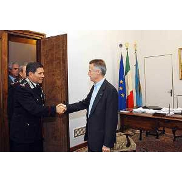 Riccardo Illy (Presidente della Regione Friuli Venezia Giulia) incontra Ermanno Vallino (Comandante interregionale dei Carabinieri). (Trieste, 12/11/03)