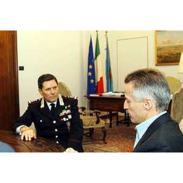 Riccardo Illy (Presidente della Regione Friuli Venezia Giulia) incontra Ermanno Vallino (Comandante interregionale dei Carabinieri). (Trieste, 12/11/03)