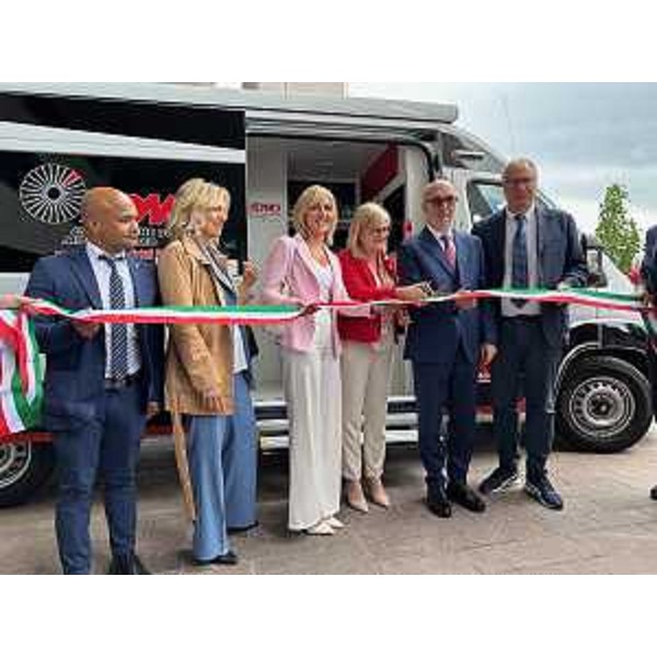 Il momento del taglio del nastro, da sinistra: il presidente del Consiglio regionale del Friuli Venezia Giulia, Mauro Bordin, l'assessore regionale alla Salute, Riccarco Riccardi, la presidente di Admo Fvg, Paola Rugo, la consigliera regionale Lucia Buna, la dott.ssa Donatella Londero e il consigliere comunale di Udine Lorenzo Patti - Il momento del taglio del nastro, da sinistra: il presidente del Consiglio regionale del Friuli Venezia Giulia, Mauro Bordin, l'assessore regionale alla Salute, Riccarco Riccardi, la presidente di Admo Fvg, Paola Rugo, la consigliera regionale Lucia Buna, la dott.ssa Donatella Londero e il consigliere comunale di Udine Lorenzo Patti