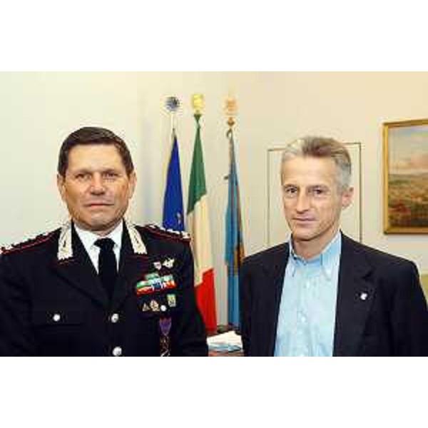 Riccardo Illy (Presidente della Regione Friuli Venezia Giulia) incontra Ermanno Vallino (Comandante interregionale dei Carabinieri). (Trieste, 12/11/03)